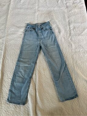 Levi's Straight Leg Jeans in Light Blue Wash
